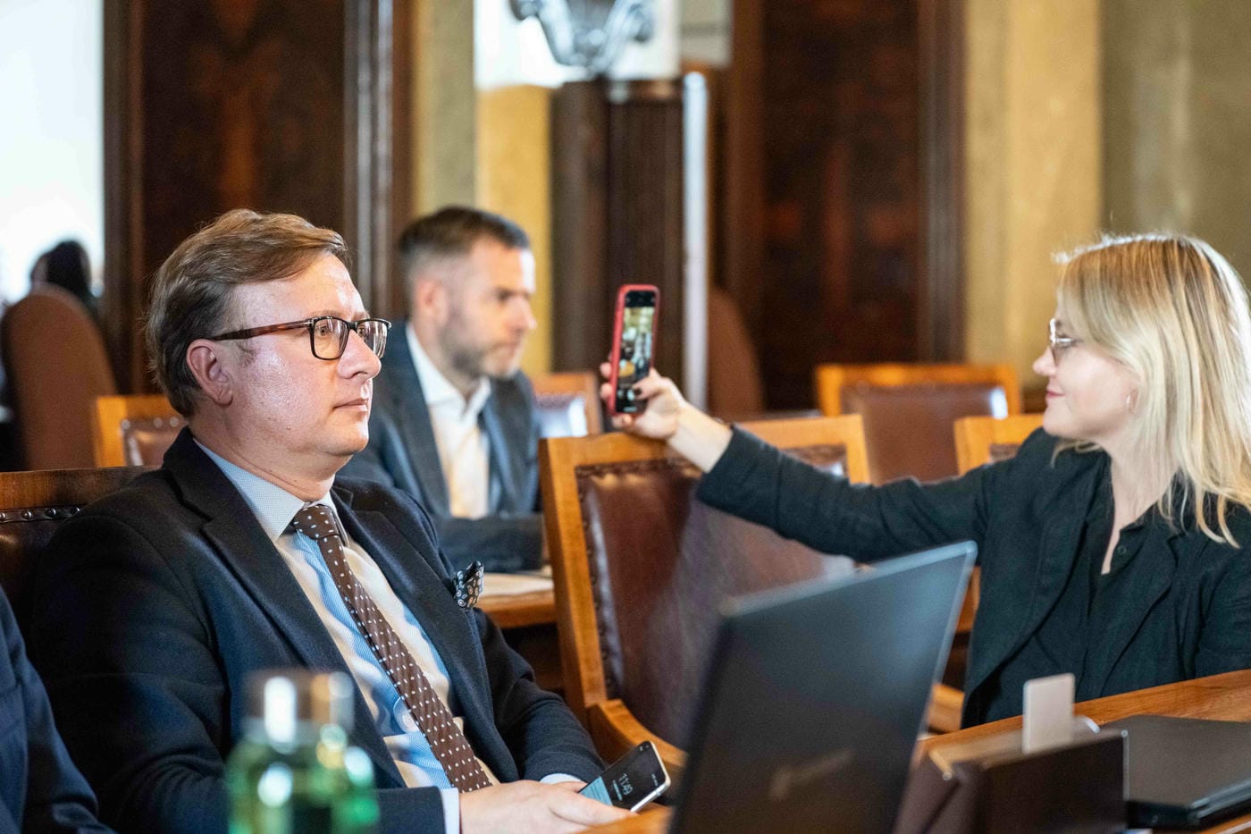 „Rozgrywa nas jak uczniaków”. 33-latka trzęsie radą miasta